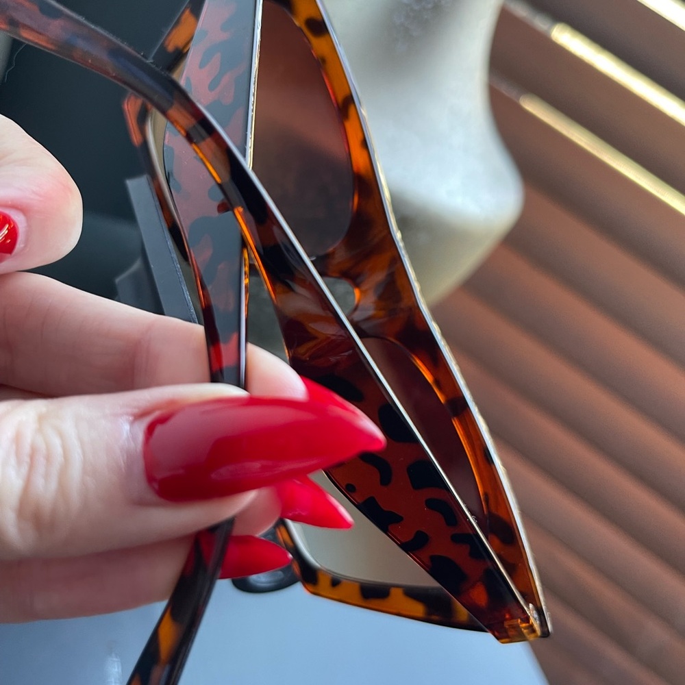 Tortoise Shell Square Sunglasses - Picture 4 of 8
